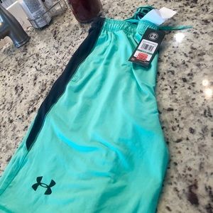 Men’s Underarmour basketball shorts